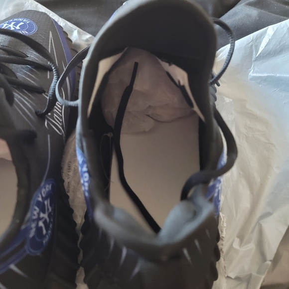 MEN'S NY. YANKEES BLACK SNEAKERS SIZE 13 BRAND SPANKIN NEW!!!!!!!!!!!!!!!!!!!!! - Picture 5 of 16